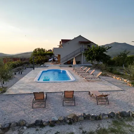 Brig Villa